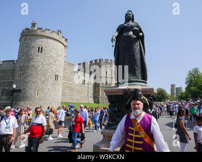 Chris Brown is the Official Town Crier of the Royal Borough of Windsor and Maidenhead, in Front of Windsor Castle, Windsor, Berkshire, England, UK, GB. Stock Photo