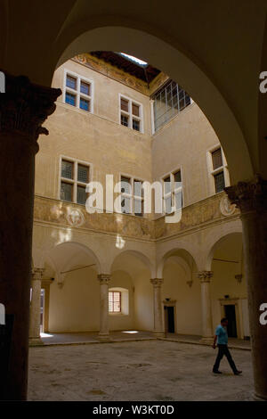 Inner courtyard, Palazzo Piccolomini, Pienza, Tuscany, Italy Stock Photo