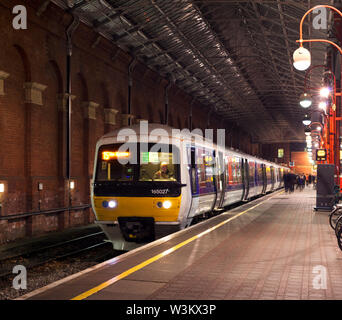 Chiltern Railways class 165 diesel train at London Marylebone with a rush hour  London Marylebone to High Wycombe service Stock Photo