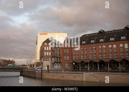 Hambourg, Panorama de l'immeuble de bureaux principal de Der Spiegel, siège  de la news magazine à l'heure bleue le soir Photo Stock - Alamy