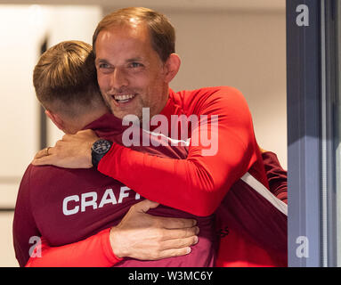 16 July 2019, Saxony, Dresden: Football, test match, SG Dynamo Dresden - Paris Saint-Germain, in the Rudolf-Harbig-Stadium. Paris coach Thomas Tuchel (r) embraces Dynamos Dzenis Burnic. Both know each other from their time together at Borussia Dortmund. Photo: Robert Michael/dpa-Zentralbild/dpa Stock Photo