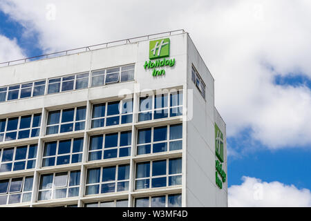 Green Holiday Inn logo on the Holiday Inn hotel in Southampton, England, UK Stock Photo