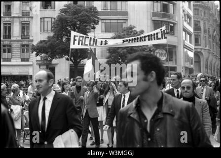 AJAXNETPHOTO. JULY, 1969. PARIS, FRANCE. - STUDENT STREET DEMO - PHARMACEUTICAL UNIVERSITY FACULTY STUDENTS PROTEST ON THE CITY STREETS AGAINST NEW REGULATIONS BARRING THEM FROM HOSPITAL PRACTICE.PHOTO:JONATHAN EASTLAND/AJAX REF:692206035 Stock Photo