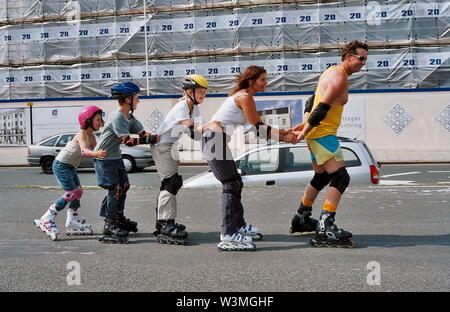 AJAXNETPHOTO. WORTHING, ENGLAND. - PROMENADE SKATERS ON A SUMMER DAY.PHOTO:JONATHAN EASTLAND/AJAX REF:TC4918 32 28 Stock Photo