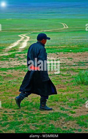 Nomad in traditional clothing, Mongolian Switzerland, Gobi Desert ...