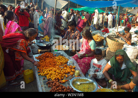Food stalls at the famous Sonepur festival, a cattle fair held in Sonepur in the northern Bihar state of India on the banks of the Ganges river. Sonepur in Bihar, India. November 13, 2008. Stock Photo
