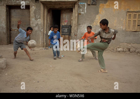 File:Boys playing street football in Egypt.jpg - Wikipedia