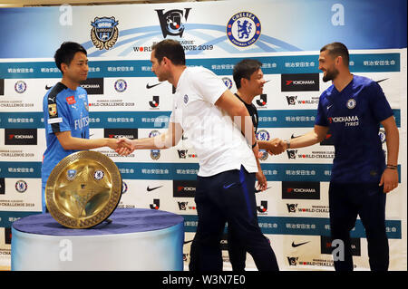 Yokohama, Japan. 16th July, 2019. Japan's J-League champion Kawasaki Frontale player Yu Kobayashi (L) shakes hands with England's Premiere League team Chelsea FC head coach Frank Lampard (2nd L) while Kawasaki Frontale head coach Toru Oniki (2nd R) shakes hands with Chelsea player Mateo Kovacic (R) after a press conference in Yokohama, suburban Tokyo on Tuesday, July 16, 2019. Chelsea FC will have game 'J-League World Challenge 2019' against Kawasaki Frontale in Yokohama on July 19. Credit: Yoshio Tsunoda/AFLO/Alamy Live News Stock Photo