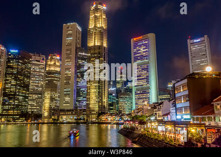 Singapore River and skyline at Raffles Place at night Stock Photo
