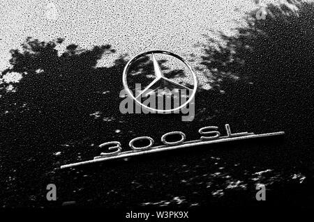 Mercedes logo Black and White Stock Photos & Images - Alamy