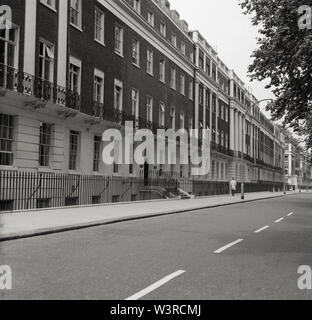 1960, historical, a view of the houses in Gordon Square, Bloomsbury, London, England, an elegant terrace of tall, six-storey Georgian houses in the Bedford Estate. Built by Thomas Cubitt between 1820-1850 for the Duke of Bedford and named after his second wife. The famous economist John Maynard Keynes lived at No 46, and before that writer Viginia Woolf. Stock Photo