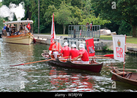 Hurley, Berkshire, UK. 17th July, 2019. David Barber and The swan uppers leave Hurley Lock on day three of Swan Upping 2019. A week long survey of the swans on the River Thames, from Sunbury in Surrey to Abingdon in Oxfordshire. The Royal Swan Uppers, who wear the scarlet uniform of Her Majesty The Queen, travel in traditional rowing skiffs together with Swan Uppers from the Vintners' and Dyers' livery companies. Credit: Julia Gavin/Alamy Live News Stock Photo