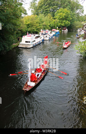 Hurley, Berkshire, UK. 17th July, 2019. The swan uppers leave Hurley Lock on day three of Swan Upping 2019. A week long survey of the swans on the River Thames, from Sunbury in Surrey to Abingdon in Oxfordshire. The Royal Swan Uppers, who wear the scarlet uniform of Her Majesty The Queen, travel in traditional rowing skiffs together with Swan Uppers from the Vintners' and Dyers' livery companies. Credit: Julia Gavin/Alamy Live News Stock Photo