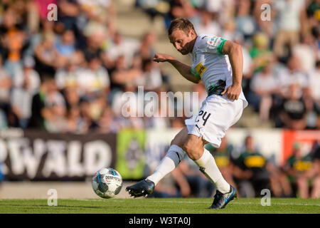 Kufstein, Austria. 17th July, 2019. Soccer: Test matches, Borussia Mönchengladbach - Basaksehir FC in Kufstein. Tony Jantschke von Mönchengladbach plays the ball. Credit: Matthias Balk/dpa/Alamy Live News Stock Photo