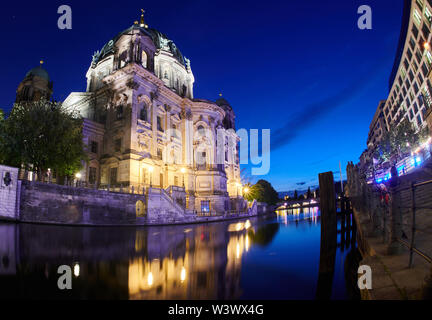 Berlin, Germany. 14th July, 2019. The Berlin Cathedral is reflected in the Spree at the blue hour. (shooting with wide-angle lens) Credit: Annette Riedl/dpa/Alamy Live News Stock Photo