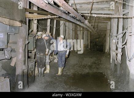 FILED - 01 January 1990, Berlin, Ronneburg: Thuringia/GDR/Economy/1990 Uranium mining in Drosen near Ronneburg, 600 metres deep. A blasting is prepared in the tunnel to crush the rock. This is then transported to the discharge gallery with a sliding carriage. Uranium was still being mined in December 1989. The company belonged to the VEB Wismut // Environment // Mining/Radiation/The German-Soviet joint-stock company was founded after the emergence of the GDR in order to enable the Soviet Union to continue to have access to uranium in the Ore Mountains. Between 1946 and 1990, more tha Stock Photo