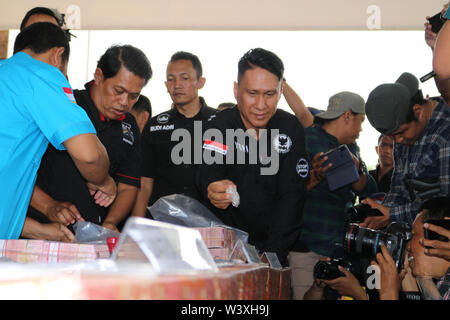 Makassar, Indonesia 18th July 2019, Members of the National Narcotics Agency (BNN) are showing evidence in the form of money as a result of money laundering crimes by two suspected drug dealers from Sidrap District who have been arrested. Credit: Herwin Bahar / Alamy Live News Stock Photo