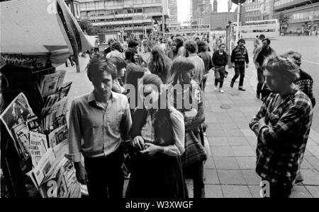 FILED - 01 January 1980, Berlin: Berlin districts/Charlottenburg/1980 Homeless people at the Gedaechtniskirche. Behind it an advertising poster of Berlin // Poverty/Social/Advertising/Housing Photo: Paul Glaser/dpa-Zentralbild/ZB Stock Photo