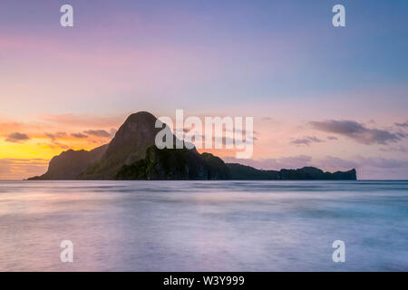 Long exposure of Cadlao Island on Bacuit Bay at sunset seen from Caalan Beach, El Nido, Palawan, Philippines Stock Photo