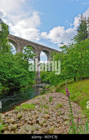 DAVA WAY SCOTLAND THE DIVIE  OR EDINKILLIE RAILWAY VIADUCT  MID SUMMER THE TALL ARCHES SPANNING THE RIVER DIVIE Stock Photo