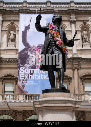 Royal Academy of Arts Building (Burlington House), London UK, photographed during the annual Summer Exhibition. The statue is of Sir Joshua Reynolds Stock Photo