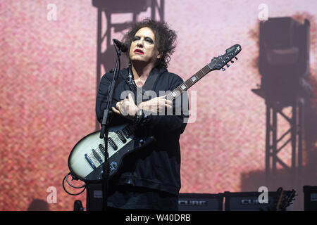 Pilton, UK. Sunday 30 June 2019.  Robert Smith of The Cure performs on The Pyramid Stage of Glastonbury Festival at Worthy Farm in Worthy Farm in Pilton,© Jason Richardson / Alamy Live News Stock Photo