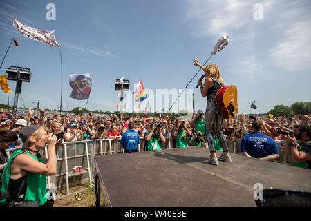 Pilton, UK. Friday 28 June 2019.  Sheryl Crow performs on the Pyramid Stage of Glastonbury Festival at Worthy Farm in Pilton,© Jason Richardson / Alamy Live News Stock Photo