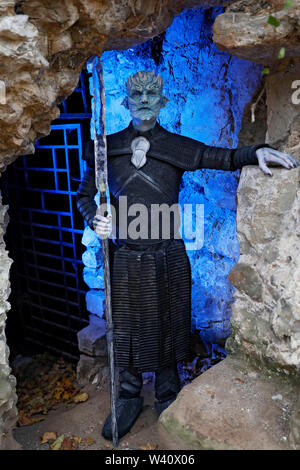 GEEK ART - Bodypainting meets SciFi, Fantasy and more: 'Game of Thrones' photoshooting with Paul as Night King in the ruin of Calenberg Castle in Schulenburg - A project by the photographer Tschiponnique Skupin and the bodypainter Enrico Lein Stock Photo