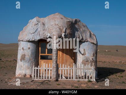 'Mammoth cabin' at Meekhi Tourist Camp, Bayanzag (Flaming Cliffs), a site famous for its fossil remains of extinct creatures, Gobi Desert, Mongolia Stock Photo