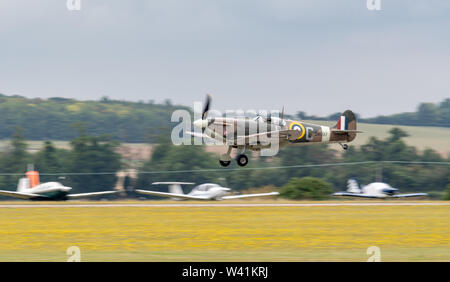 Mk IX Spitfire, MH434 lands at Duxford Stock Photo