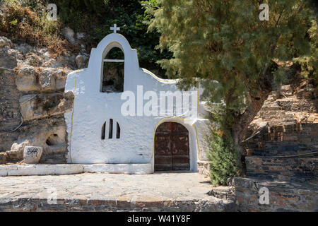 White Fisherman's church on the pier of Lake Voulismeni, Agios Nikolaos, Crete, Greece Stock Photo