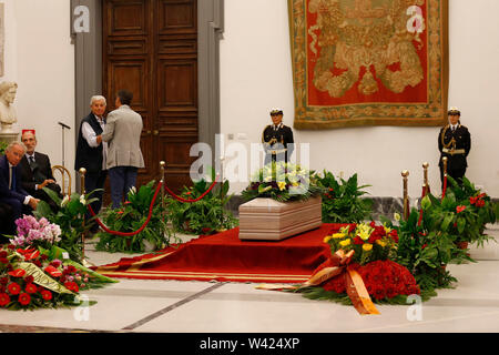 Foto Cecilia Fabiano  - LaPresse19-07-2019 Roma( Italia)  Cronaca: Camera ardente Luciano De Crescenzo nella sala Laudato Si in Campidoglio Nella foto:  il feretro  Photo Cecilia Fabiano  - LaPresse July,19, 2019 Rome  ( Italy )Campidoglio. Luciano De Crescenzo's burial chamber In the pic: Luciano De Crescenzo's burial chamber Stock Photo