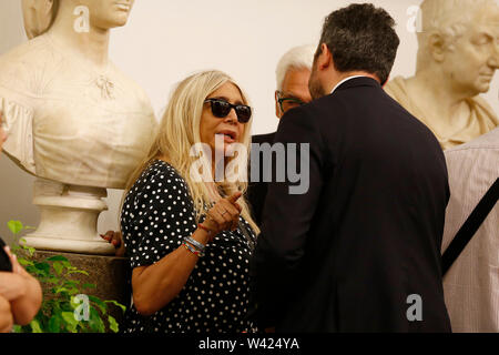 Foto Cecilia Fabiano  - LaPresse19-07-2019 Roma( Italia)  Cronaca: Camera ardente Luciano De Crescenzo nella sala Laudato Si in Campidoglio Nella foto: Mara Venier Photo Cecilia Fabiano  - LaPresse July,19, 2019 Rome  ( Italy )Campidoglio. Luciano De Crescenzo's burial chamber In the pic: Mara Venier Stock Photo