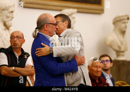 Foto Cecilia Fabiano  - LaPresse19-07-2019 Roma( Italia)  Cronaca: Camera ardente Luciano De Crescenzo nella sala Laudato Si in Campidoglio Nella foto:  Andy Luotto , Geg&#xe8; Tresforo  Photo Cecilia Fabiano  - LaPresse July,19, 2019 Rome  ( Italy )Campidoglio. Luciano De Crescenzo's burial chamber In the pic: Andy Luotto , Geg&#xe8; Tresforo Stock Photo