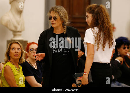 Foto Cecilia Fabiano  - LaPresse19-07-2019 Roma( Italia)  Cronaca: Camera ardente Luciano De Crescenzo nella sala Laudato Si in Campidoglio Nella foto:  Paola De Crescenzo  Photo Cecilia Fabiano  - LaPresse July,19, 2019 Rome  ( Italy )Campidoglio. Luciano De Crescenzo's burial chamber In the pic:  Paola De Crescenzo Stock Photo