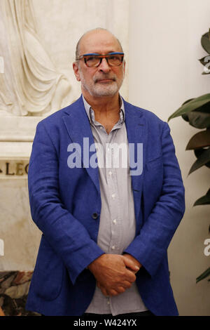 Foto Cecilia Fabiano  - LaPresse19-07-2019 Roma( Italia)  Cronaca: Camera ardente Luciano De Crescenzo nella sala Laudato Si in Campidoglio Nella foto:  Andy Luotto  Photo Cecilia Fabiano  - LaPresse July,19, 2019 Rome  ( Italy )Campidoglio. Luciano De Crescenzo's burial chamber In the pic:   Andy Luotto Stock Photo