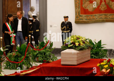 Foto Cecilia Fabiano  - LaPresse19-07-2019 Roma( Italia)  Cronaca: Camera ardente Luciano De Crescenzo nella sala Laudato Si in Campidoglio Nella foto:  arrivo della sindaca Raggi con Renzo Arbore  Photo Cecilia Fabiano  - LaPresse July,19, 2019 Rome  ( Italy ) News: Campidoglio. Luciano De Crescenzo's burial chamber In the pic: Virginia Raggi Stock Photo