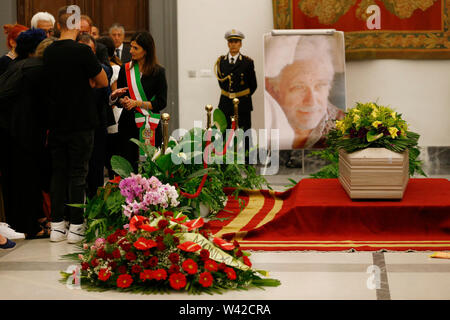 Foto Cecilia Fabiano  - LaPresse19-07-2019 Roma( Italia)  Cronaca: Camera ardente Luciano De Crescenzo nella sala Laudato Si in Campidoglio Nella foto:  arrivo della sindaca Raggi con Renzo Arbore  Photo Cecilia Fabiano  - LaPresse July,19, 2019 Rome  ( Italy ) News: Campidoglio. Luciano De Crescenzo's burial chamber In the pic: Virginia Raggi Stock Photo