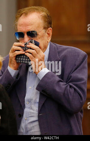 Foto Cecilia Fabiano  - LaPresse19-07-2019 Roma( Italia)  Cronaca: Camera ardente Luciano De Crescenzo nella sala Laudato Si in Campidoglio Nella foto:   Gianni Mirabella Photo Cecilia Fabiano  - LaPresse July,19, 2019 Rome  ( Italy ) News: Campidoglio. Luciano De Crescenzo's burial chamber In the pic: Gianni Mirabella Stock Photo