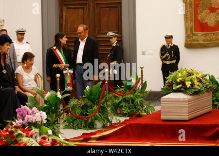 Foto Cecilia Fabiano  - LaPresse19-07-2019 Roma( Italia)  Cronaca: Camera ardente Luciano De Crescenzo nella sala Laudato Si in Campidoglio Nella foto:  arrivo della sindaca Raggi con Renzo Arbore  Photo Cecilia Fabiano  - LaPresse July,19, 2019 Rome  ( Italy ) News: Campidoglio. Luciano De Crescenzo's burial chamber In the pic: Virginia Raggi Stock Photo