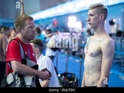 Gwangju, South Korea. 19th July, 2019. Swimming World Championship: Bernd Berkhan (l), DSV team boss, talks to Florian Wellbrock. Credit: Bernd Thissen/dpa/Alamy Live News Stock Photo