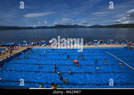 Hot weather pictures at Gourock outdoor swimming pool, .   18/07/16 Stock Photo