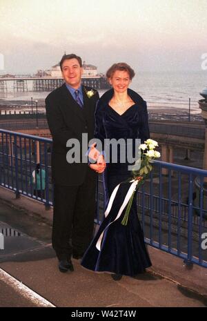 ED BALLS AND YVETTE COOPER PHOTOGRAPHED ON THEIR WEDDING DAY WHICH WAS HELD AT THE CAVENDISH HOTEL IN EASTBOURNE, EAST SUSSEX, ON THE 10TH OF JANUARY 1998. Stock Photo