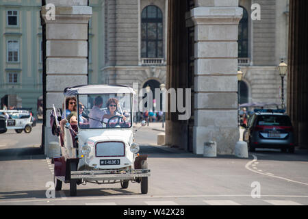 (190719) -- VIENNA, July 19, 2019 (Xinhua) -- Tourists visit the inner city of Vienna, Austria, on July 19. During the summer vacation in Europe, Vienna attracts tourists from around the world with its unique architecture and beautiful scenery. (Xinhua/Guo Chen) Stock Photo