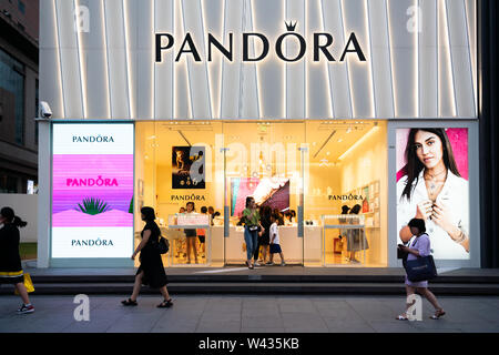 siv Modtager procent Pedestrians walk past the Danish jewelry manufacturer and retailer Pandora  store seen in Hong Kong Stock Photo - Alamy