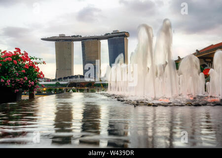 Fountain against futuristic Marina Bay Sands hotel at sunset in Singapore Stock Photo