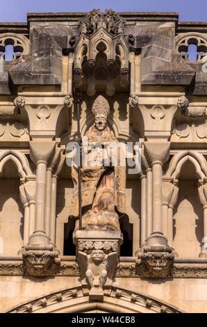 Estatua del obispo San Jullián en la fachada de la catedral de Cuenca. Castilla la Mancha. España Stock Photo