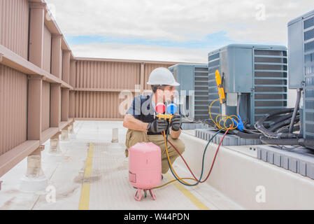 HVAC service technician charging a condensing unit with 410A refrigerant Stock Photo