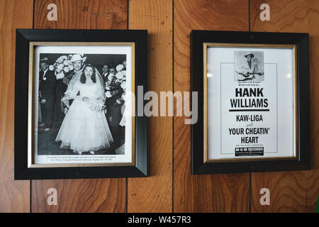 Promotional poster and photograph of Hank Williams and bride, Billie Jean, inside Chris' Famous Hotdogs restaurant in Montgomery, AL, USA Stock Photo