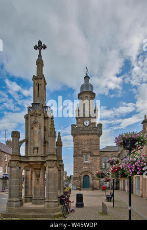 FORRES MORAY SCOTLAND THE FORRES TOLBOOTH BUILDING AND MARKET CROSS IN THE HIGH STREET WITH HANGING BASKETS FULL OF FLOWERS Stock Photo